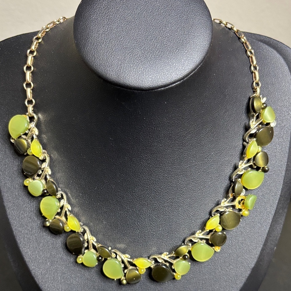 Vintage Estate Coro Gold Tone Lime Apple Green Half Moon Lucite Choker Necklace